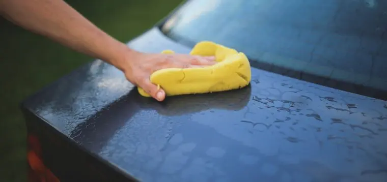 Top-car-cleaning-products-Pexels Cleaning car